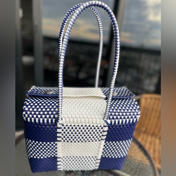 Such a beautiful mix of colors. An elegant and sophisticated way to go out. - Picture 6 of 11